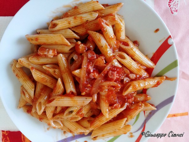 Pasta con pomodorini pancetta e pesto - Sicilia Turismo e ...